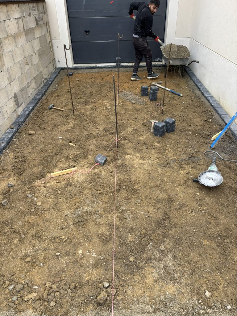 Préparation du terrain pour des travaux de maçonnerie à La Ferté-Alais