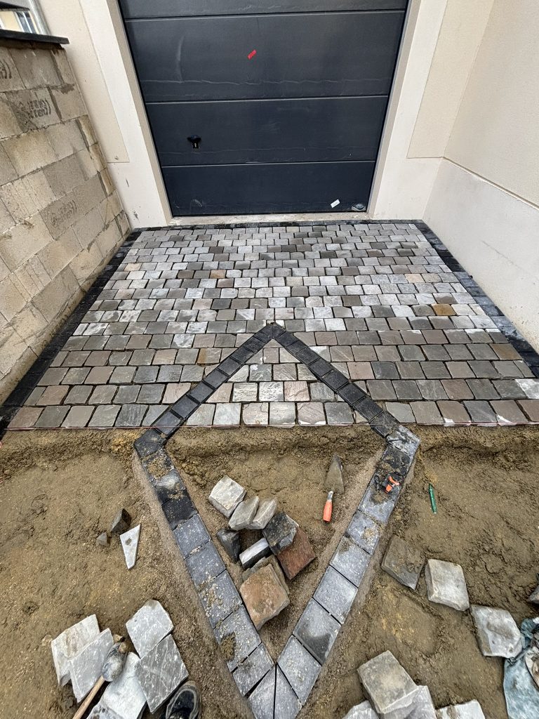 Travaux de maçonnerie en cours pour une terrasse