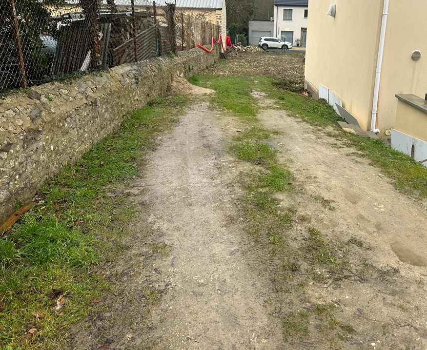 Photo d’une maison avec une allée en terre et herbe avant travaux de maçonnerie extérieure à Guigneville sur Essonne par le Groupe RE
