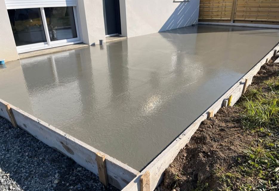 Coulage d’une dalle béton armée pour terrasse extérieure réalisé par Groupe RE Maçonnerie 91 en Essonne