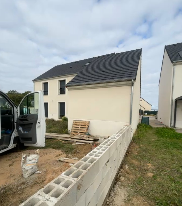 Élévation de murs en parpaings pour une construction réalisée par Groupe RE Maçonnerie 91 en Essonne