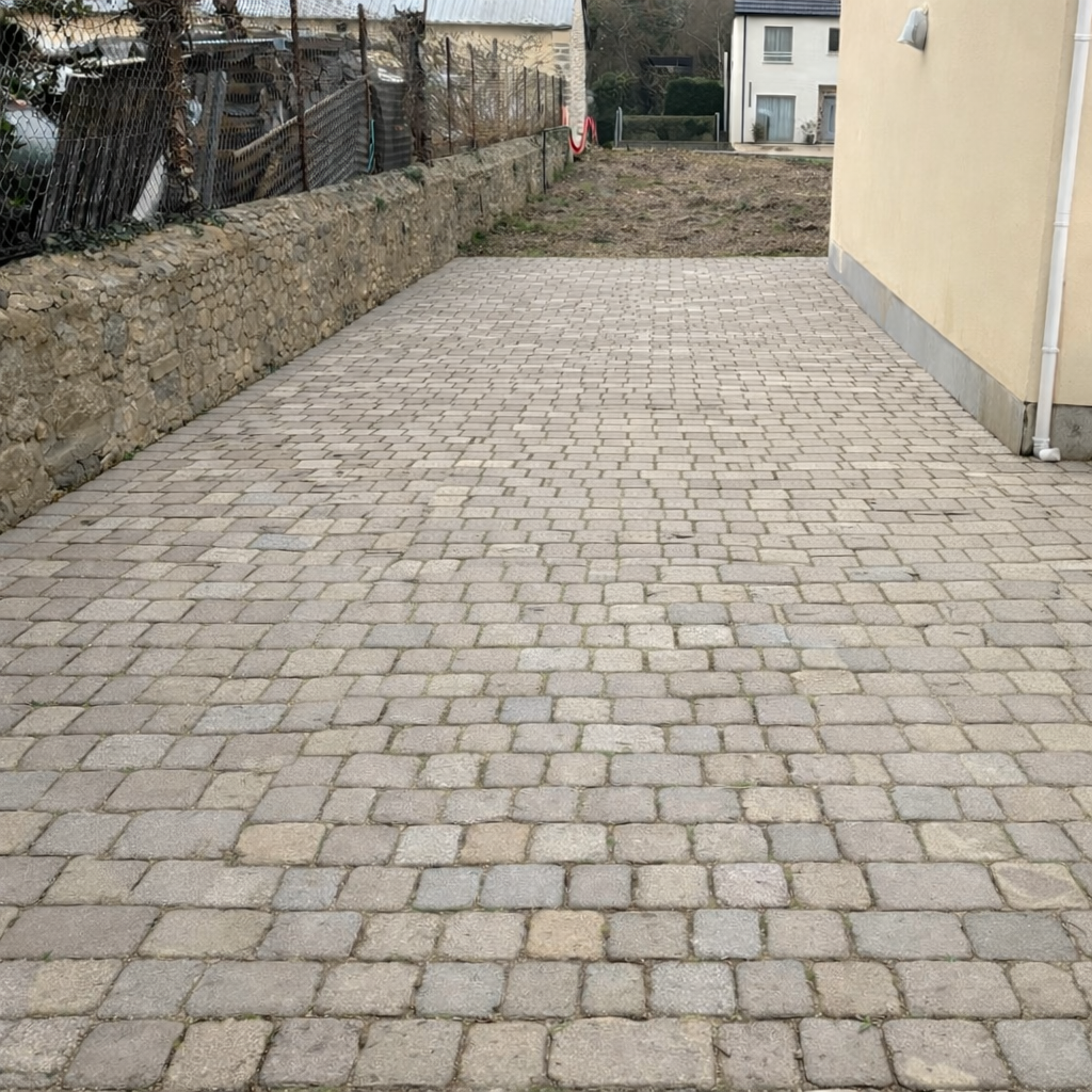 Projection par intelligence artificielle d’une allée pavée et terrasse en maçonnerie pour une maison à Guigneville-sur-Essonne en Essonne