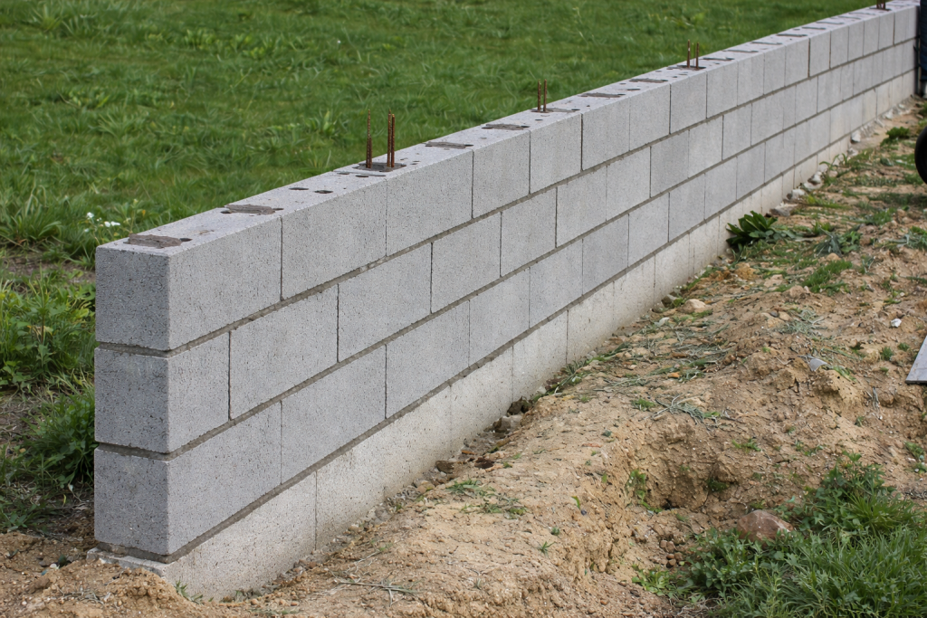 Mur et muret en parpaings existants avant travaux de maçonnerie