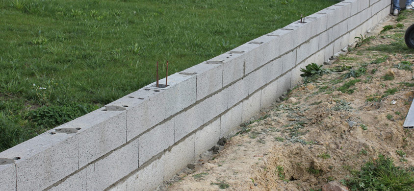 Mur et muret en parpaings existants avant travaux de maçonnerie