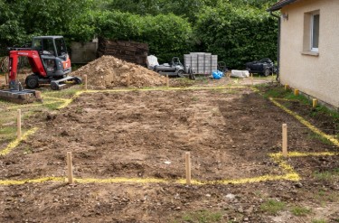 Préparation du terrain pour une extension de maison par un maçon