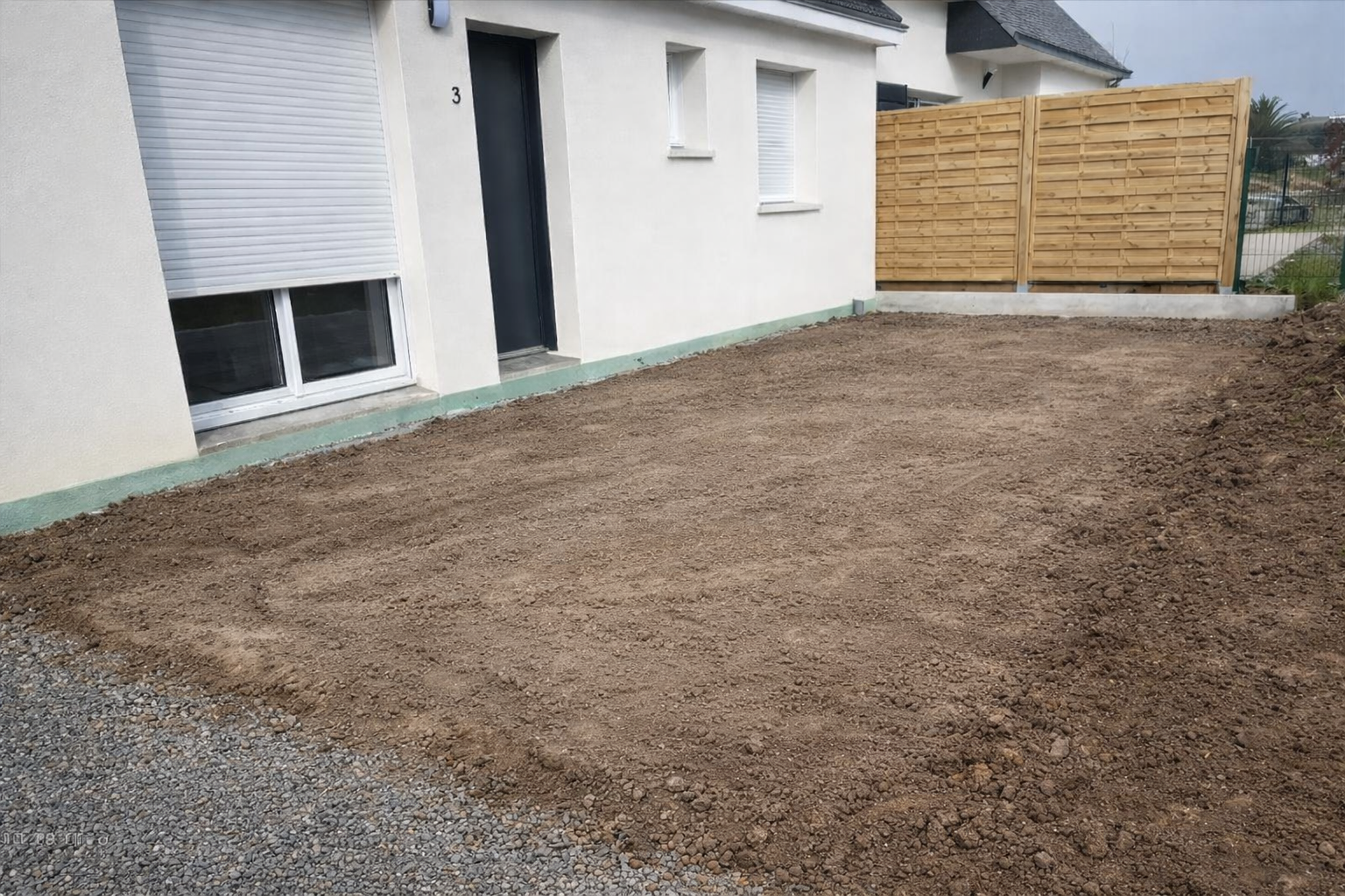 Préparation du terrain et mise en place de la structure pour terrasse béton