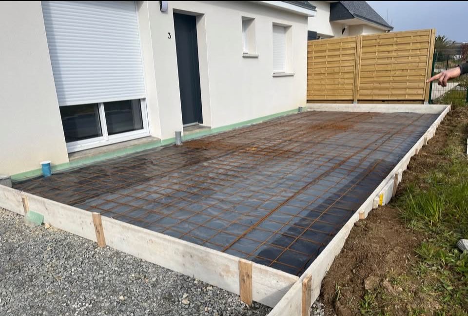 Coffrage et ferraillage pour la création d’une dalle béton