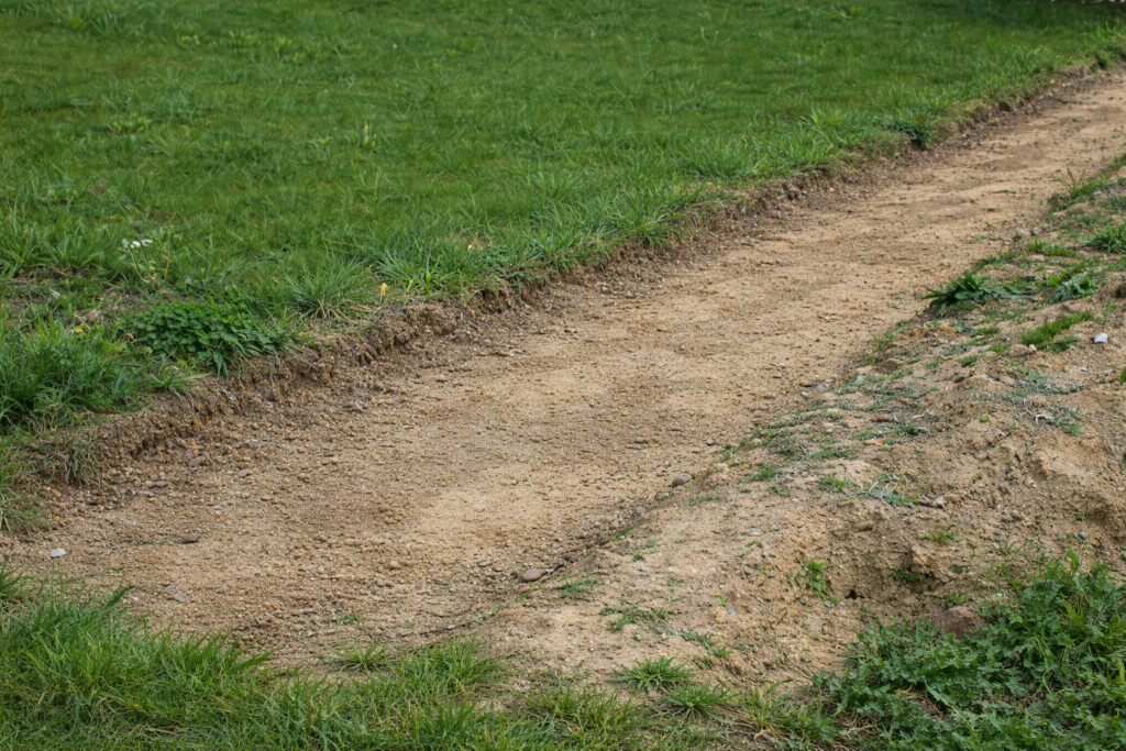 Terrain nu à Évry préparé pour fondations de mur et muret extérieur