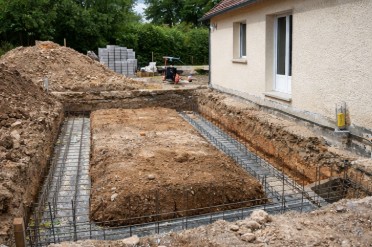 Terrassement et préparation des fondations pour une extension de maison